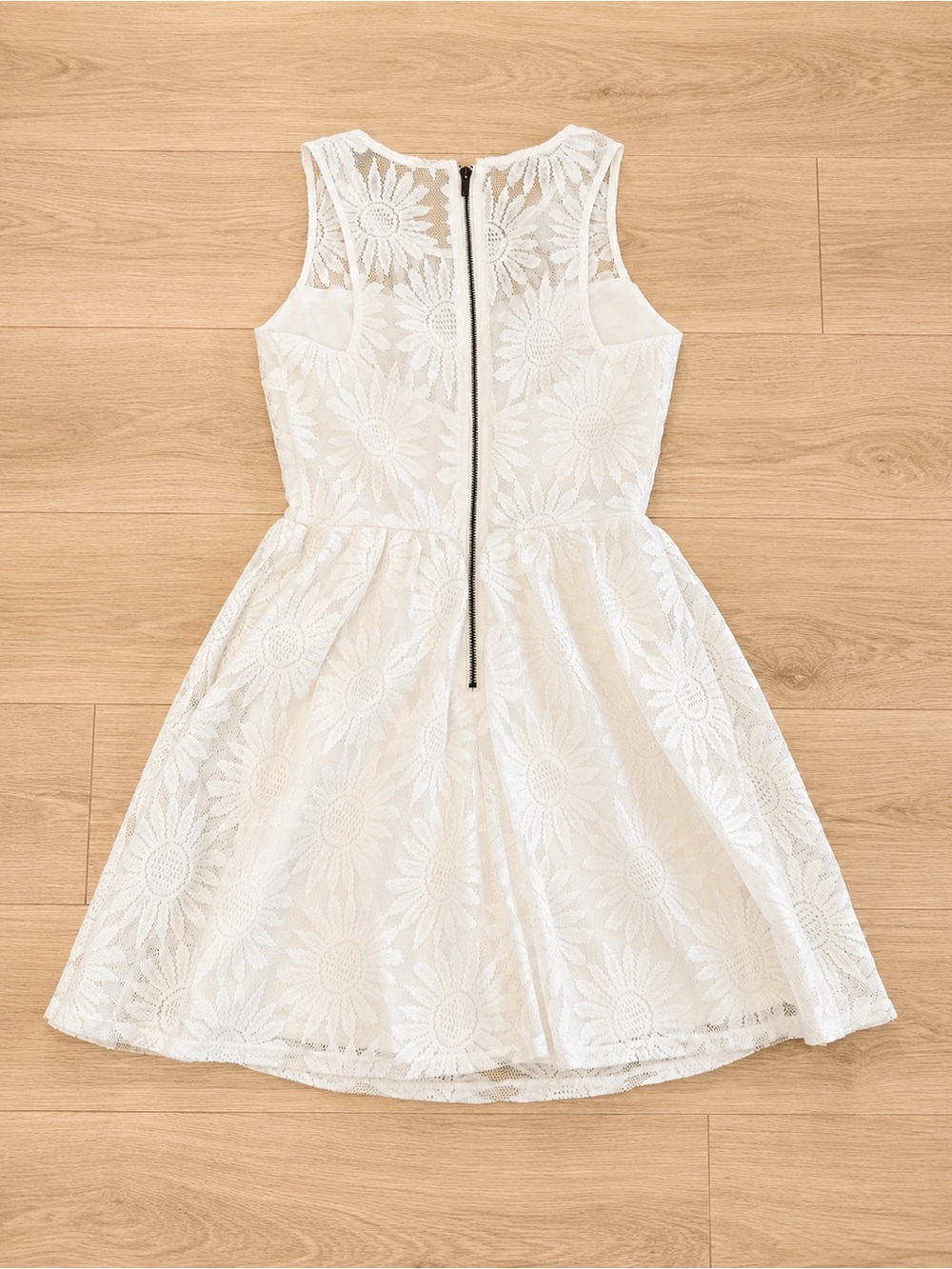 White Daisy Lace Floral Fit-and-Flare Dress - Picture 3 of 6